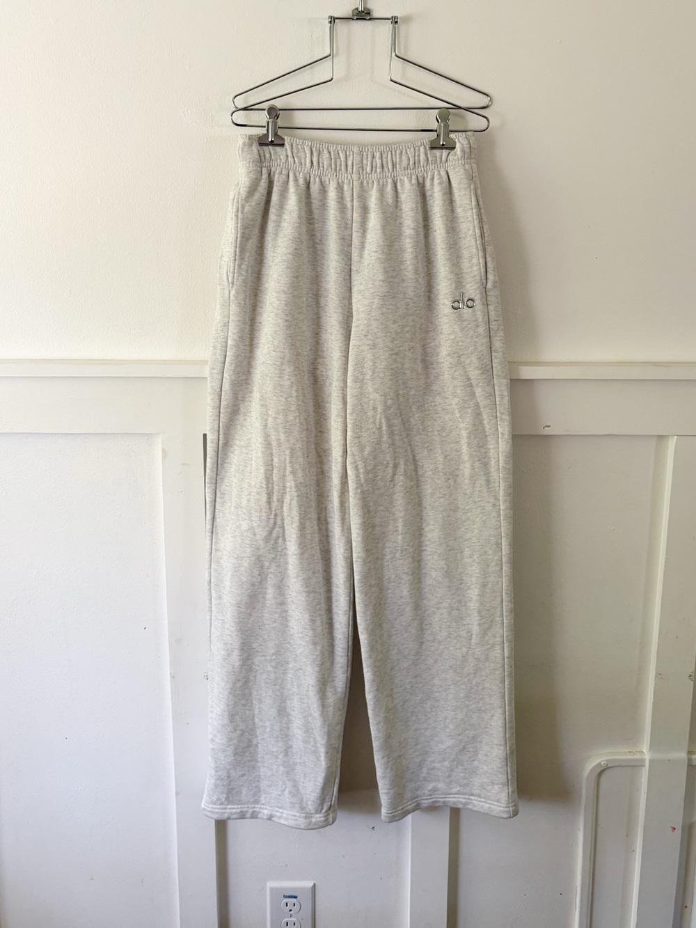 ALO Accolade Straight Leg Sweatpant in athletic heather gray